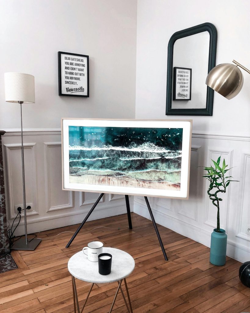 Design Tripod TV Stand Multimediabox V Rivaud design